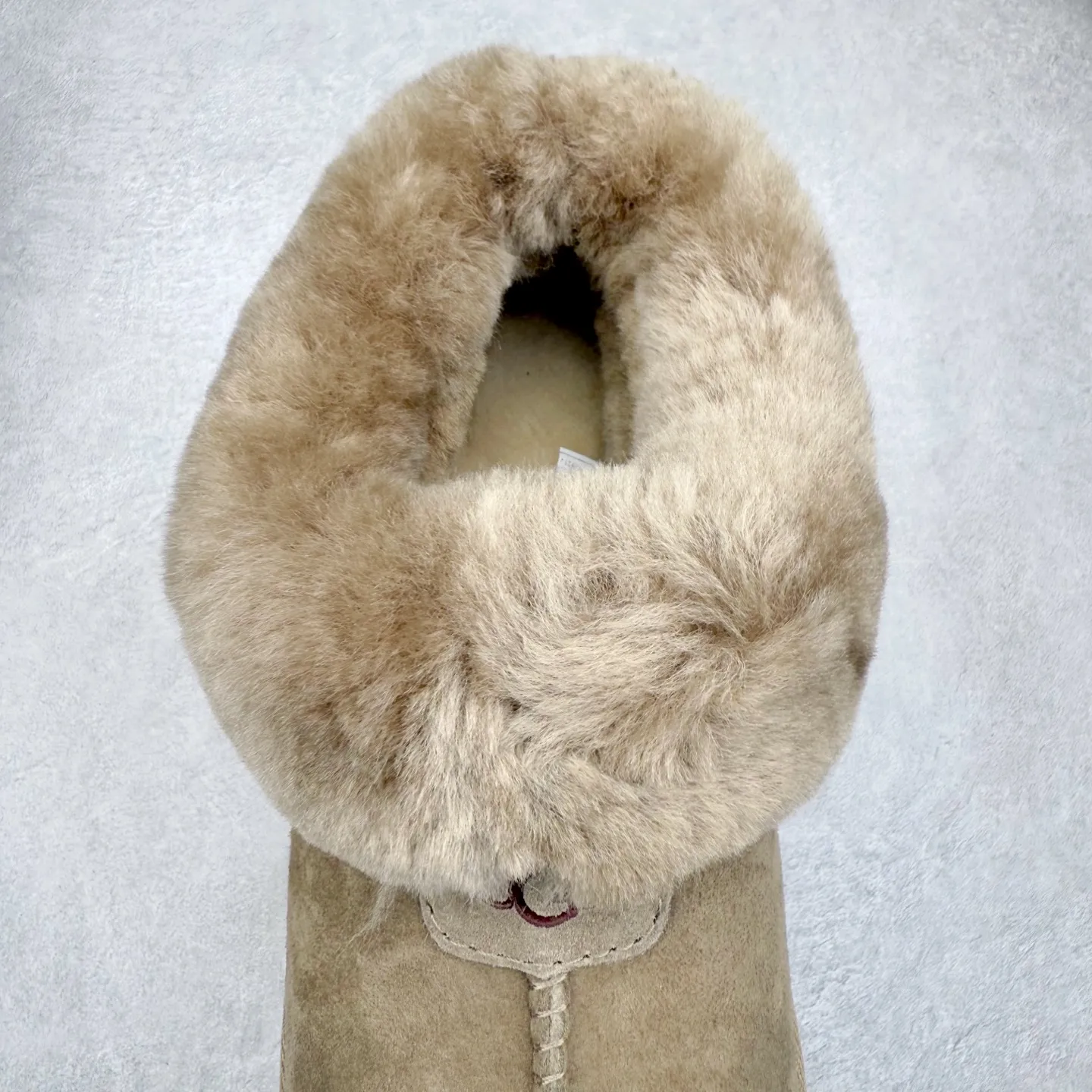 Pick up locally 💰520 UGG 4810H Tatsu special thick-soled autumn and winter sheep fur integrated snow boots. All shoes are made of ZP same factory. Longfeng A-grade Australian imported sheep fur integrated brand OEM production line. Fully follow the ZP process. OEM original pattern maker. Adhering to the principle of no original shoes and no development selection. Pay attention to every detail. The most authentic version on the market TREADLITE "Light Wing" technology outsole Lightweight/durable/flexible/pile size: 35 36 37 38 39 40 Coding: by2936070